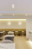 대리석과 벨벳이 만나는 우아한 프리미엄 카페